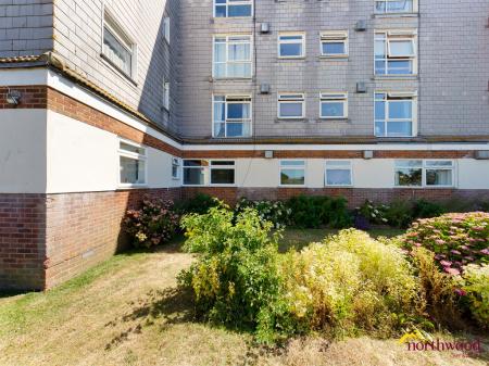 1 bedroom Studio flat to let in Rotunda Road, Eastbourne, BN23