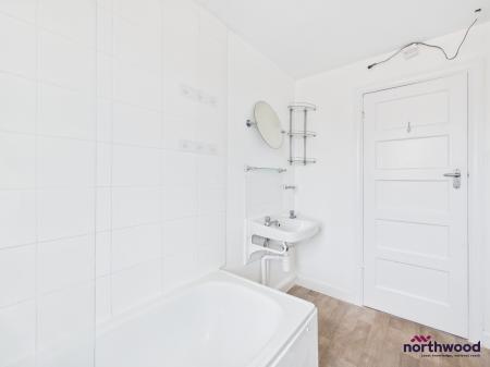 2 bedroom Flat to let in Seaside, Roselands, Eastbourne, BN22