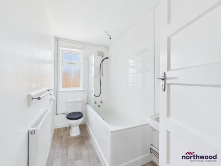 2 bedroom Flat to let in Seaside, Roselands, Eastbourne, BN22