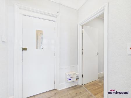 1 bedroom Studio flat to let in Howard Square, Eastbourne, BN21