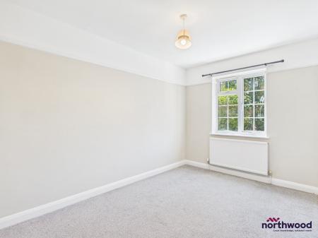 2 bedroom Flat to let in Seaside, Roselands, Eastbourne, BN22