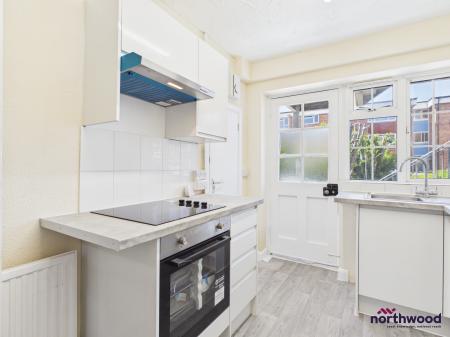 2 bedroom Flat to let in Seaside, Roselands, Eastbourne, BN22