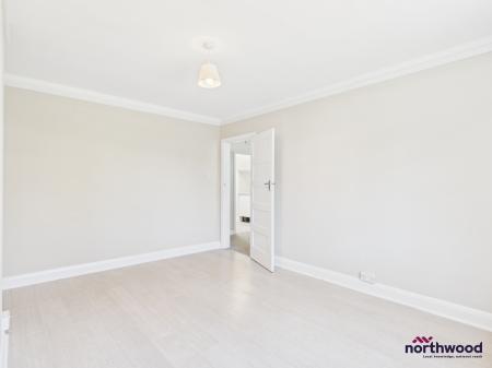 2 bedroom Flat to let in Seaside, Roselands, Eastbourne, BN22