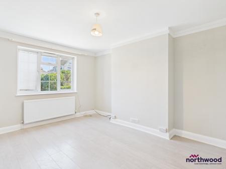 2 bedroom Flat to let in Seaside, Roselands, Eastbourne, BN22