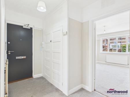 2 bedroom Flat to let in Seaside, Roselands, Eastbourne, BN22