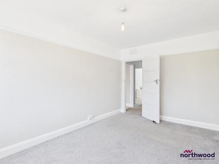 2 bedroom Flat to let in Seaside, Roselands, Eastbourne, BN22