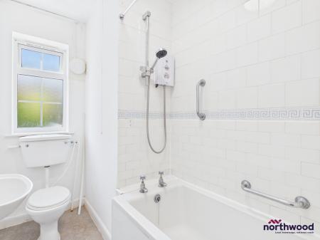 2 bedroom Flat to let in Seaside, Roselands, Eastbourne, BN22