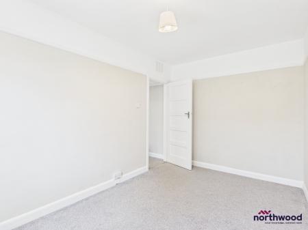 2 bedroom Flat to let in Seaside, Roselands, Eastbourne, BN22