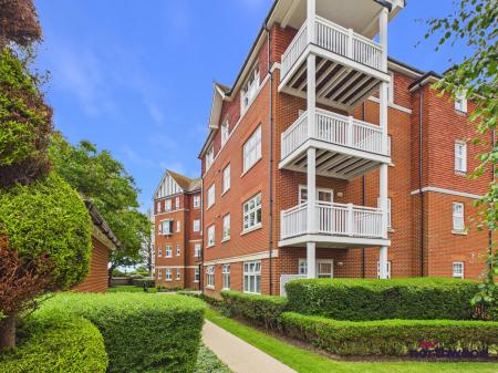 2 bedroom Flat to let in Darley Road, Meads, Eastbourne, BN20