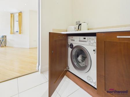 2 bedroom Flat to let in Darley Road, Meads, Eastbourne, BN20