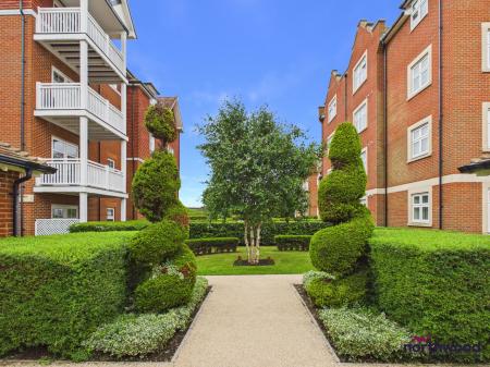 2 bedroom Flat to let in Darley Road, Meads, Eastbourne, BN20