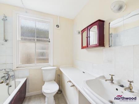 1 bedroom Studio flat for sale in Jevington Gardens, Lower Meads, Eastbourne, BN21
