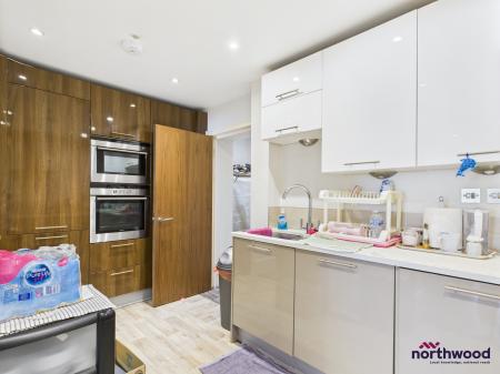 2 bedroom Flat to let in Hartington Place, Eastbourne, BN21