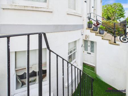 2 bedroom Flat to let in Hartington Place, Eastbourne, BN21