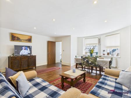 2 bedroom Flat to let in Hartington Place, Eastbourne, BN21