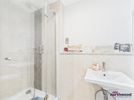 2 bedroom Flat to let in Hartington Place, Eastbourne, BN21