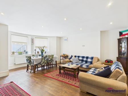 2 bedroom Flat to let in Hartington Place, Eastbourne, BN21