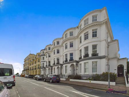 2 bedroom Flat to let in Hartington Place, Eastbourne, BN21