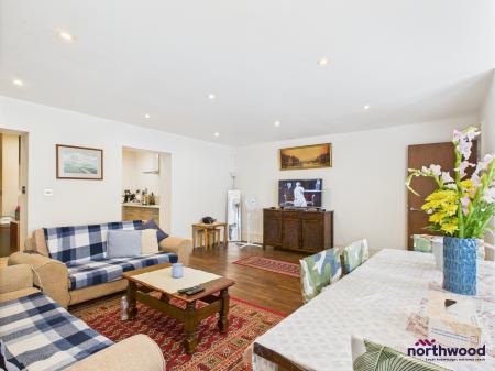 2 bedroom Flat to let in Hartington Place, Eastbourne, BN21