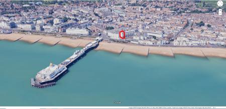 2 bedroom Flat for sale in Queens Gardens, Eastbourne, BN21