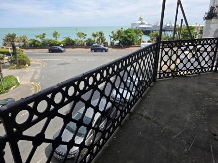 2 bedroom Flat for sale in Queens Gardens, Eastbourne, BN21