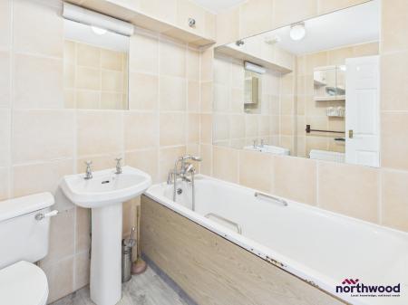 2 bedroom Flat for sale in Queens Gardens, Eastbourne, BN21
