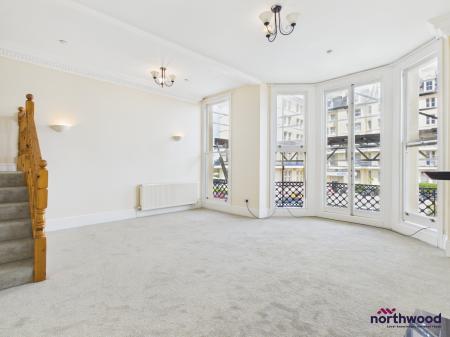 2 bedroom Flat for sale in Queens Gardens, Eastbourne, BN21