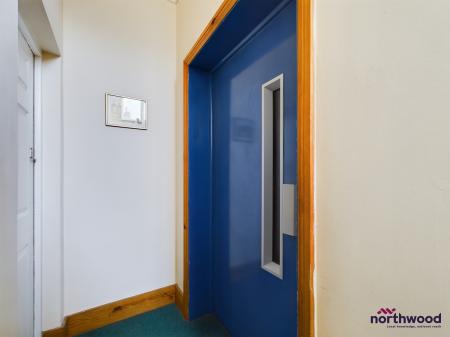 2 bedroom Flat for sale in Queens Gardens, Eastbourne, BN21