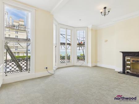 2 bedroom Flat for sale in Queens Gardens, Eastbourne, BN21