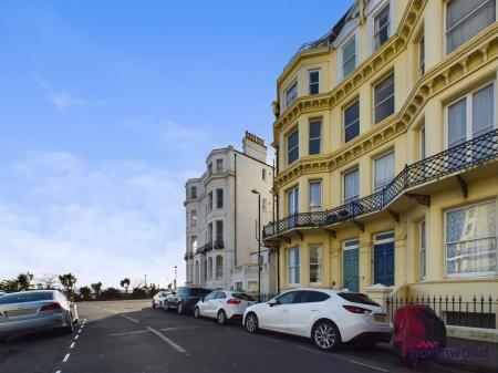 2 bedroom Flat for sale in Queens Gardens, Eastbourne, BN21