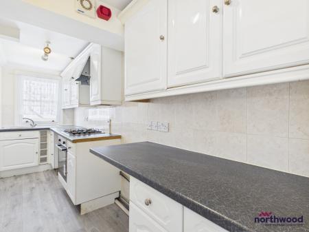 2 bedroom Flat for sale in Queens Gardens, Eastbourne, BN21