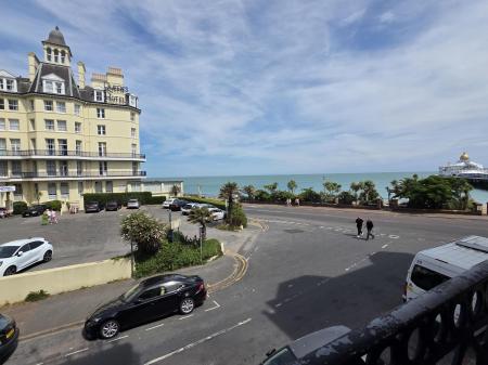 2 bedroom Flat for sale in Queens Gardens, Eastbourne, BN21