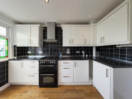 4 bedroom Terraced House to let in Queens Crescent, St Anthony's Hill, Eastbourne, BN23