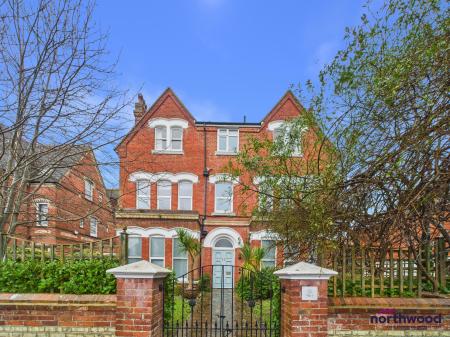 2 bedroom Flat to let in Grassington Road, Lower Meads, Eastbourne, BN20