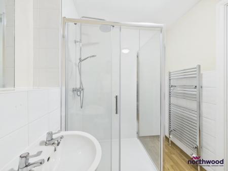 2 bedroom Flat to let in Hartfield Road, Upperton, Eastbourne, BN21
