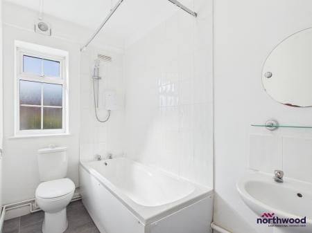 2 bedroom Flat to let in Seaside, Roselands, Eastbourne, BN22