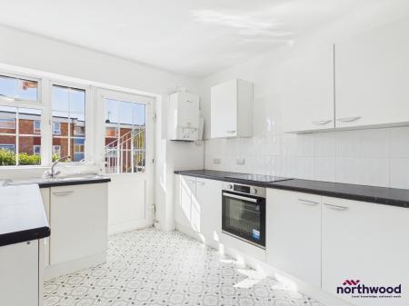 2 bedroom Flat to let in Seaside, Roselands, Eastbourne, BN22