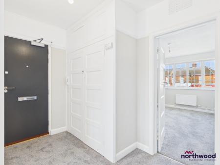 2 bedroom Flat to let in Seaside, Roselands, Eastbourne, BN22