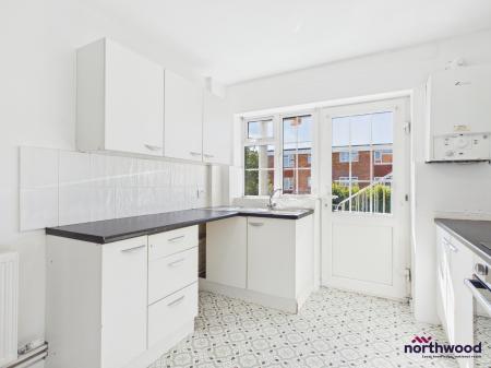 2 bedroom Flat to let in Seaside, Roselands, Eastbourne, BN22