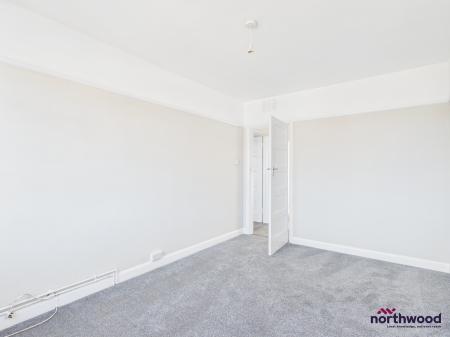 2 bedroom Flat to let in Seaside, Roselands, Eastbourne, BN22