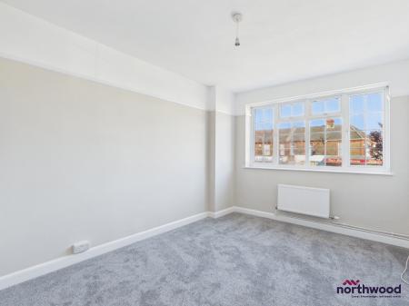 2 bedroom Flat to let in Seaside, Roselands, Eastbourne, BN22