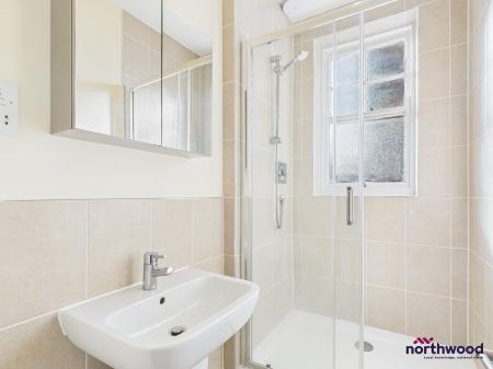 1 bedroom Flat to let in Elms Avenue, Eastbourne, BN21