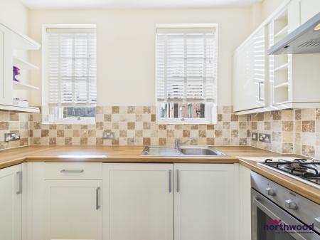 1 bedroom Flat to let in Elms Avenue, Eastbourne, BN21