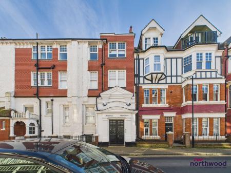 1 bedroom Flat to let in Elms Avenue, Eastbourne, BN21