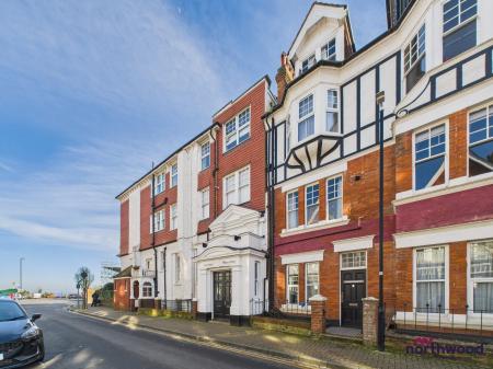 1 bedroom Flat to let in Elms Avenue, Eastbourne, BN21