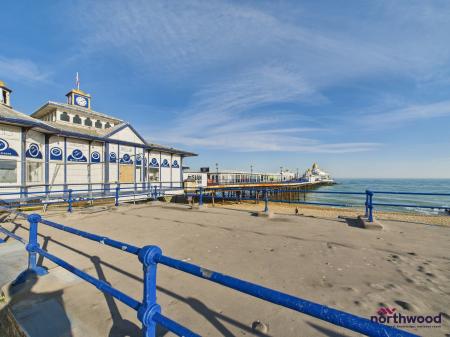 1 bedroom Flat to let in Elms Avenue, Eastbourne, BN21