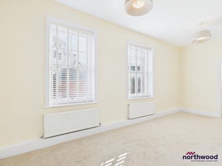 1 bedroom Flat to let in Elms Avenue, Eastbourne, BN21