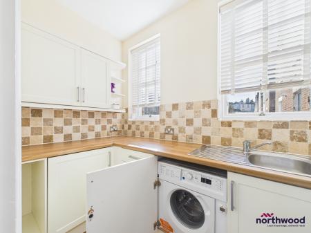 1 bedroom Flat to let in Elms Avenue, Eastbourne, BN21