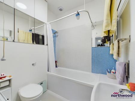 2 bedroom Flat to let in South Cliff Avenue, Lower Meads, Eastbourne, BN20
