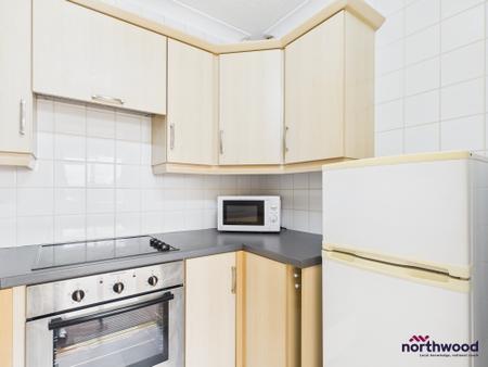 1 bedroom Flat to let in The Avenue, Eastbourne, BN21